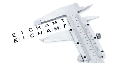 Schriftzug EICHAMT in einer Schublehre