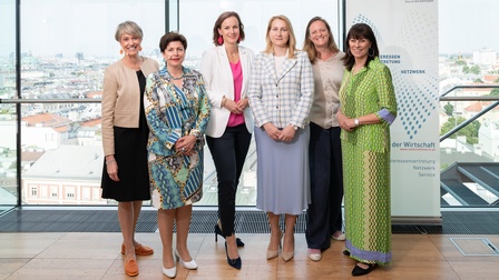 Frauen stehen lächelnd nebeneinander