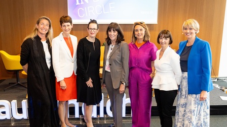 Gruppenfoto vom Woman in Business Circle mit Martha Schulz in der Mitte 