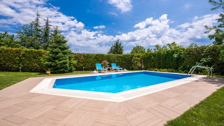 Garten mit einem Swimmingpool