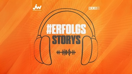 Grafik mit dem Schriftzug #Erfolgsstorys, großen Kopfhörern als Illustration und Logos der Jungen Wirtschaft und der Wirtschaftskammer Niederösterreich auf orangefarbenem Hintergrund.