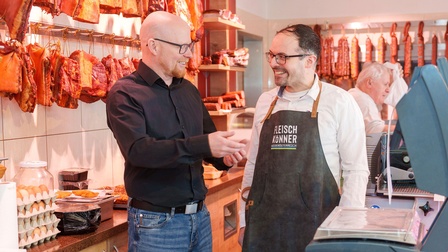 WKNÖ-Experte Harald Fischer (links) im Gespräch mit Michael Bogner in der Fleischerei.