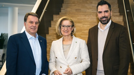 Wolfgang Ecker, Präsident der Wirtschaftskammer Niederösterreich, Niederösterreichs Landeshauptfrau, Johanna Mikl-Leitner, und Kari Ochsner, Präsident der Industriellenvereinigung NÖ. 