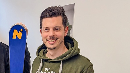 Peter Schönfelder mit einem Niederösterreich-Schi