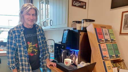Richard Purkhauser in seinem Café