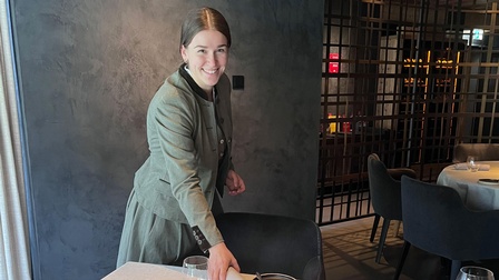 Lea Masching deckt einen Tisch im Restaurant