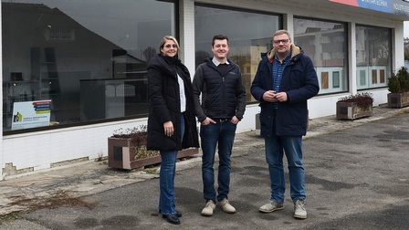 Martina Hochstöger, Bernhard Hirsch und Herrn Bgm. Ing. Johannes Weiß vor Betriebsgebäude