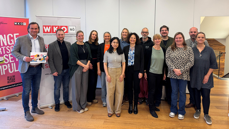 v.l.n.r. Bezirksstellenobmann Christian Bauer, Technologie und InnovationsPartner Wendelin Regau, Bezirksstellenreferentin Romana Franzl mit den Teilnehmer:innen