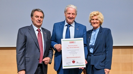 WKNÖ-Präsident Wolfgang Ecker und WKNÖ-Direktor-Stellvertreterin Alexandra Höfer gratulieren Bezirksstellenobmann Alfred Babinsky.