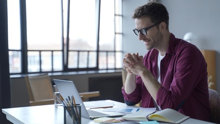 Ein Mann arbeitet am Schreibtisch