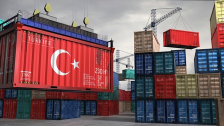 Containerhafen - ein Container trägt die türkische Flagge