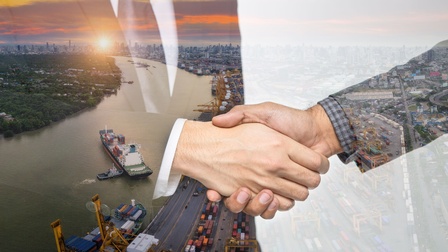 Ein Frachthafen, darüber ein Handschlag geblendet