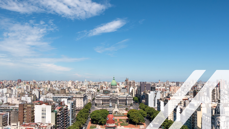 Blick auf den Hauptplatz von Buenos Aires, Plaza de Mayo, und den Nationalkongress von Argentinien.