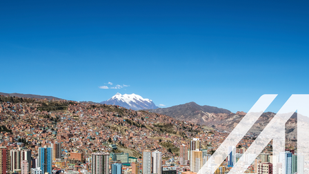 Luftaufnahme von La Paz mit Illimani-Berg im Hintergrund, Wolkenkratzer im Vordergrund in der Hauptstadt von Bolivien
