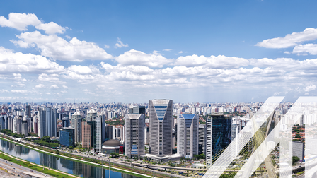 Blick auf die Skyline von Downtown Sao Paulo, Hauptstadt von Brasilien, wolkiger Himmel und Gewässer im Vordergrund