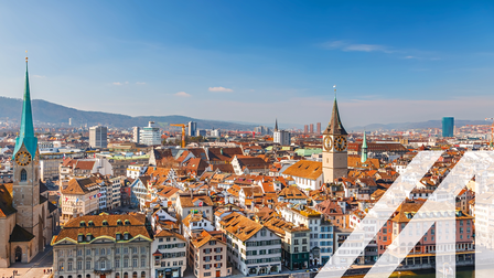 Stadtansicht von Zürich: historische Häuser mit roten Dächern, darunter ragen einzelne Türme hervor, eine Brücke führt über den Fluss. 
Über das Bild wurde ein weißes Austria A gelegt.