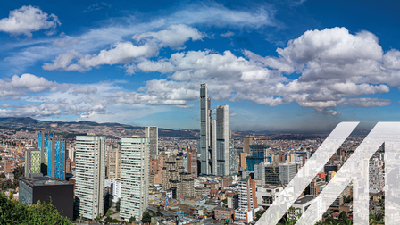 Stadtansicht von Bogota: Blick von oben auf die moderne Stadt von Bogota in Kolumbien mit bunten Wolkenkratzern, blauer Himmel mit Wolken