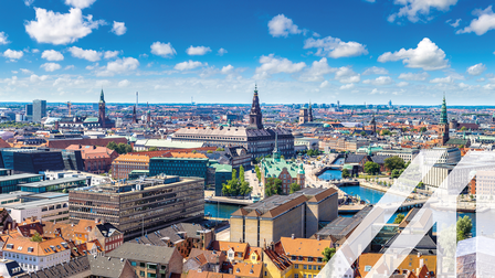 Blick auf Kopenhagen, Hauptstadt von Dänemark, mit vielen historischen Gebäuden und Türmen. Durch die Stadt schlängelt sich der Öresund
