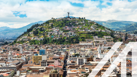 Historisches Zentrum in der Altstadt von Quito, im Hintergrund erhebt sich unter einem bewölkten Himmel ein grüner Himmel mit einer Statue
