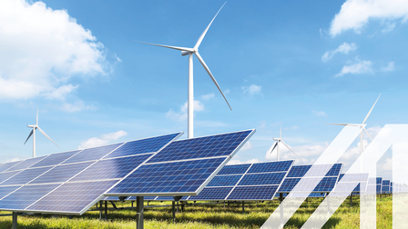 Solarzellen mit Windturbinen, die in einem Hybridkraftwerk Strom erzeugen, unter blauem Himmel auf der grünen Wiese. 