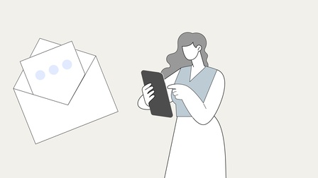 Weibliche Cartoon-Figur mit Tablet, über ihr ein offenes Kuvert, Illustration
