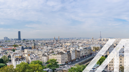 Stadtansicht von Paris: Blick von Notre Dame aus auf das Rathaus und die Seine, dazwischen Bäume. Über das Bild wurde ein weißes Austria A gelegt.