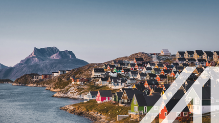 Stadtansicht von Nuuk: Hauptstadt von Grönland mit vielen bunten Häusern in myggedalen. Berg Sermitsiaq im Hintergrund.