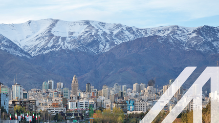 Skyline von Teheran mit Hochhäusern und verschneitem Gebirge