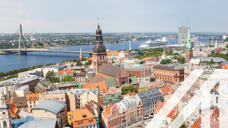 Blick über die Hauptstadt von Lettland, Riga, mit Brücke und Kirche