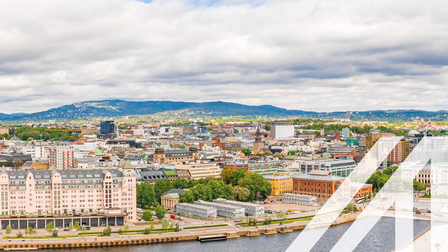 Stadtansicht Oslo: Blick auf die Oper und das neue Business quarter, moderne und historische Gebäude am Wasser gelegen