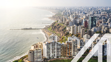 Luftaufnahme der Malecon-Klippe von Miraflores in Lima, Peru, moderne Wolkenkratzer gelegen am Pazifik. Über das Bild wurde ein weißes Austria A gelegt.