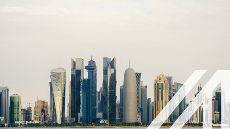 Blick auf die Corniche von Doha in West Bay, mit vielen modernen Wolkenkratzern, wolkenverhangener Himmel
