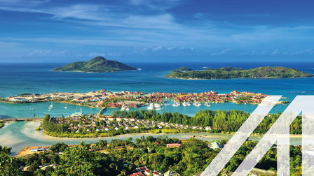 Blick auf die Hauptstadt der Seychellen, Victoria, mit Ozean im Hintergrund