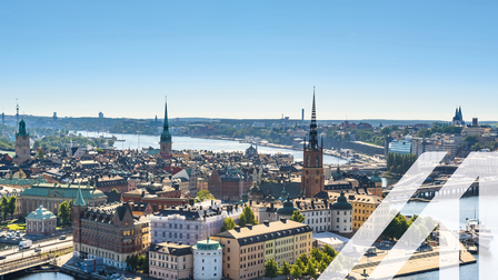 Blick auf die Stockholmer Innenstadt mit schönen Häusern und Türmen, im Hintergrund sieht man Wasser  