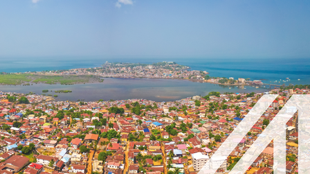 Blick auf die Hauptstadt von Sierra Leone, Freetown, Meer im Hintergrund