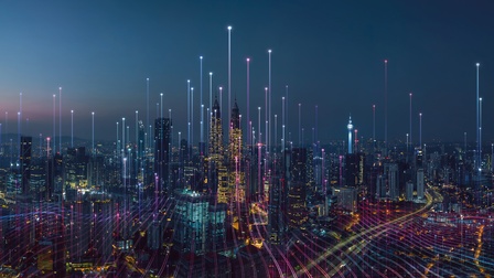 Smart City bei Nacht, abstrakte Punkte, die Datenverbindungen und neue Technologien symbolisieren.
