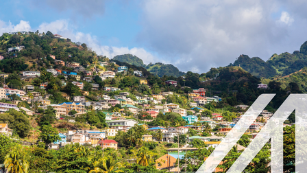 Stadtansicht von Kingstown: Bewaldeter Hügel unterbrochen von Häusern am Meer gelegen in Kingstown, St. Vincent und die Grenadinen.