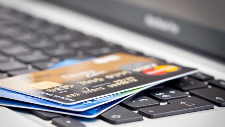 Kreditkarten auf einer Tastatur