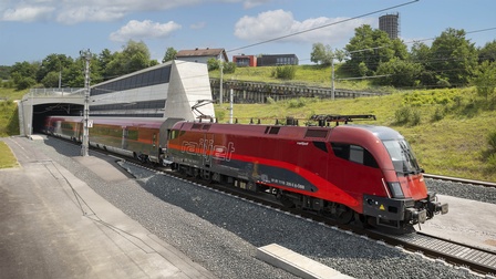 Ein Railjet fährt aus dem Portal West der Koralbahn