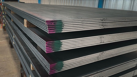 Stapel von Schwarzblechen