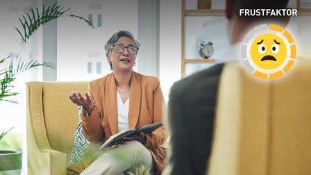 Beratungsgespräch mit Psychologin. Zwei Personen vis-à-vis, sitzend auf einem gelben Sessel.