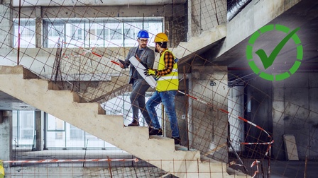 Zwei Fachkräfte mit Helmen besprechen auf einer Baustelle Pläne.