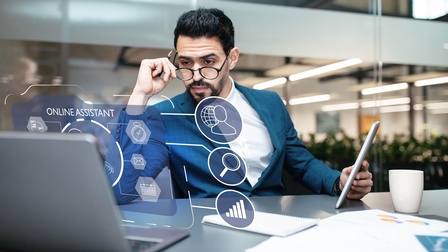 Mann am Laptop arbeitet mit KI