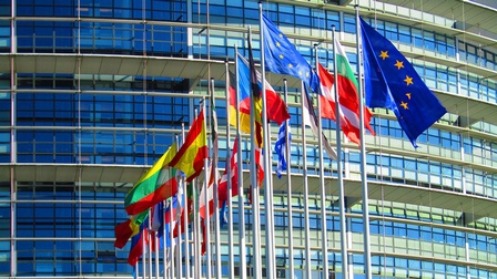 Fahnenmasten mit Flaggen vor dem Gebäude der Europäischen Kommission in Brüssel
