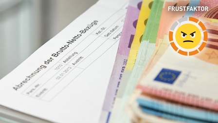 Eine Gehaltsabrechnung und viele Euro Geldscheine 