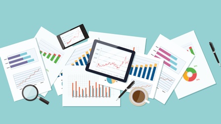 Auflistung von Statistiken im Finanzbereich von der Vogelperspektive, Smartphone, Tablett, sowie Stifte, Lupe und Kaffee ersichtlich