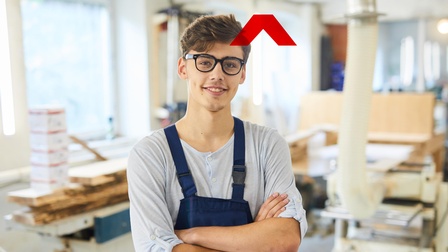 Portrait einer lächelnden Person mit Brille, über ihrer Stirne ein Overlay eines roten Dächchens