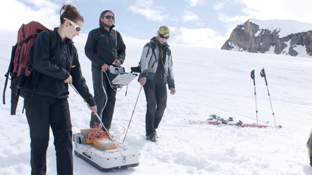 Dreiköpfiges Team mit Ausrüstung im Schnee