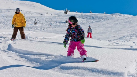 Piste mit Kind beim Skifahren