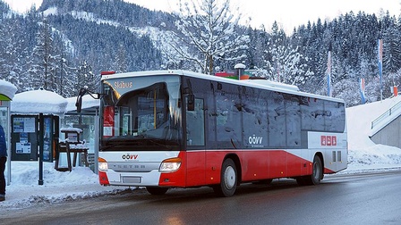 Winterinterlandschaft und ein Bus mit der Beschriftung 